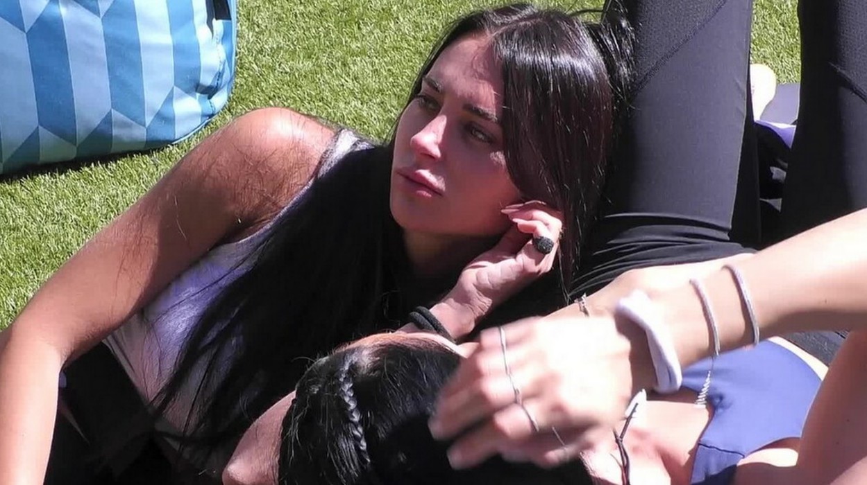 Mariavittoria Minghetti ammette un grande disagio al GF; "Non mi accetto"