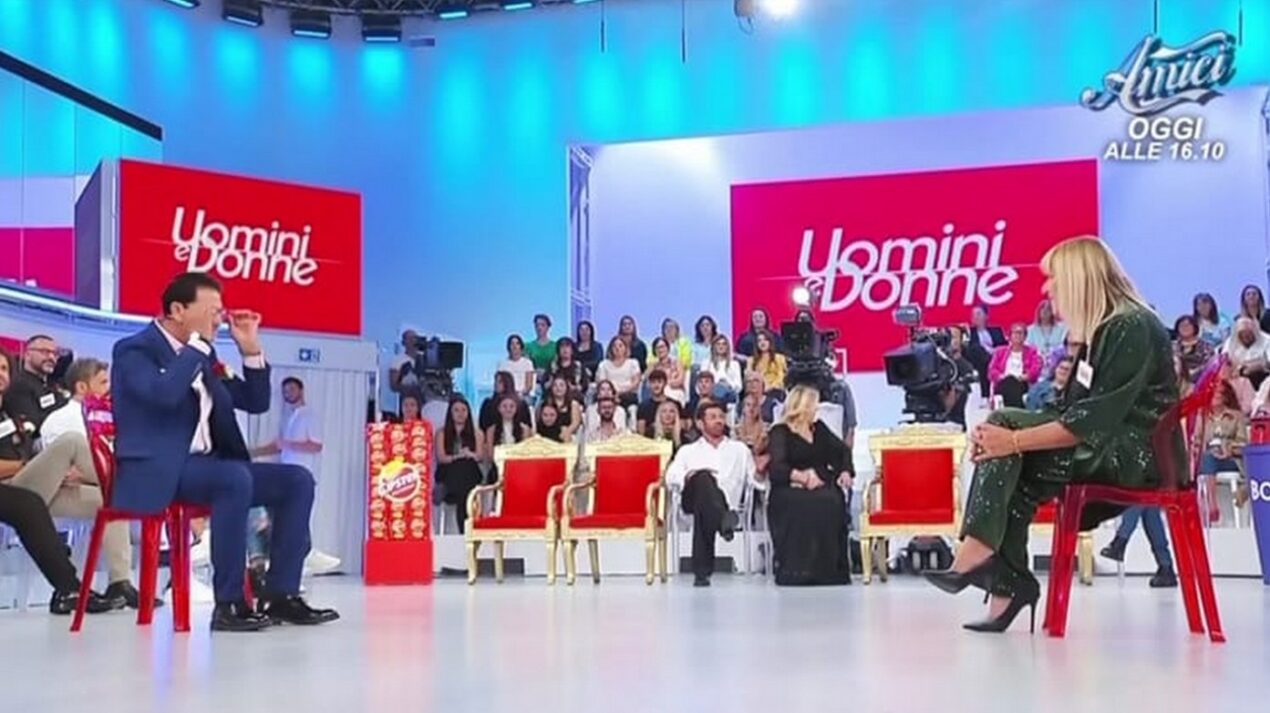 Valerio smascherato a Uomini e Donne: risponde male a Maria e Gemma lo schiaffeggia