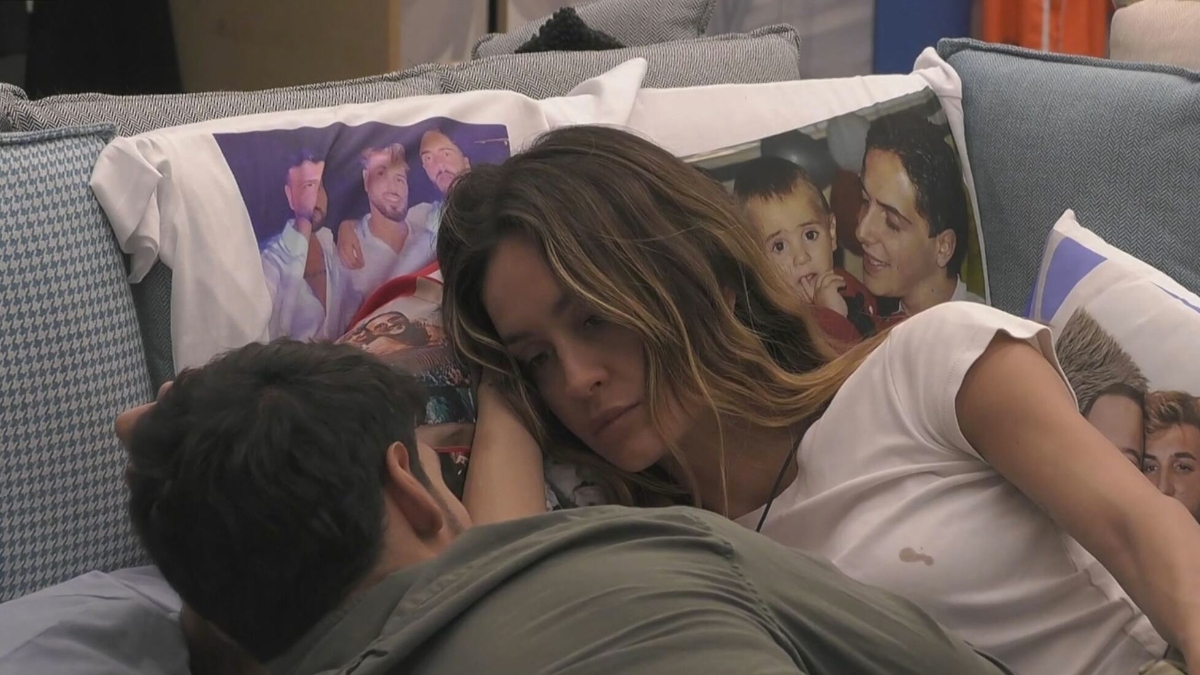 Helena e Javier hanno fatto l'amore al GF? Il dettaglio piccante sul comodino