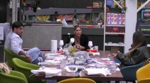 Helena scortese con Chiara al GF
