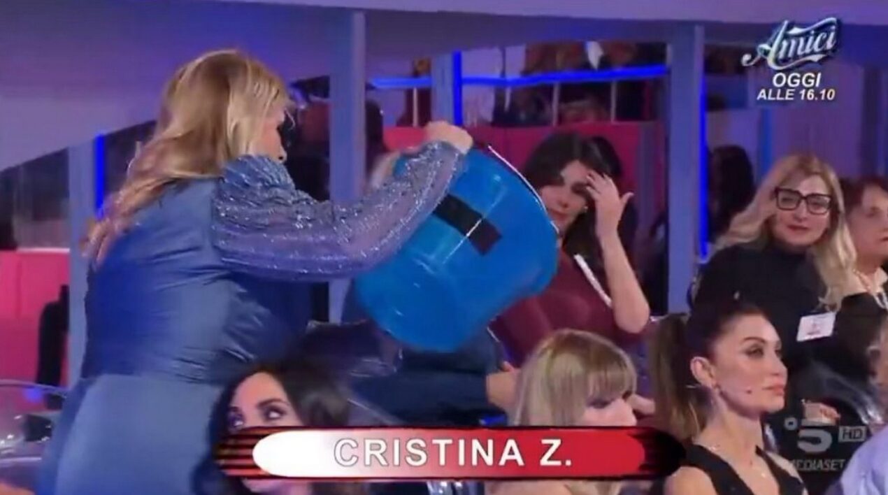 Tina Cipollari fa gavettone a Gemma Galgani a UeD, lei: "Secchio di immondizia" VIDEO