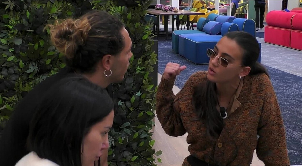 Zeudi contro tutti al GF, scontro con Giglio e Chiara: la Di Palma in lacrime