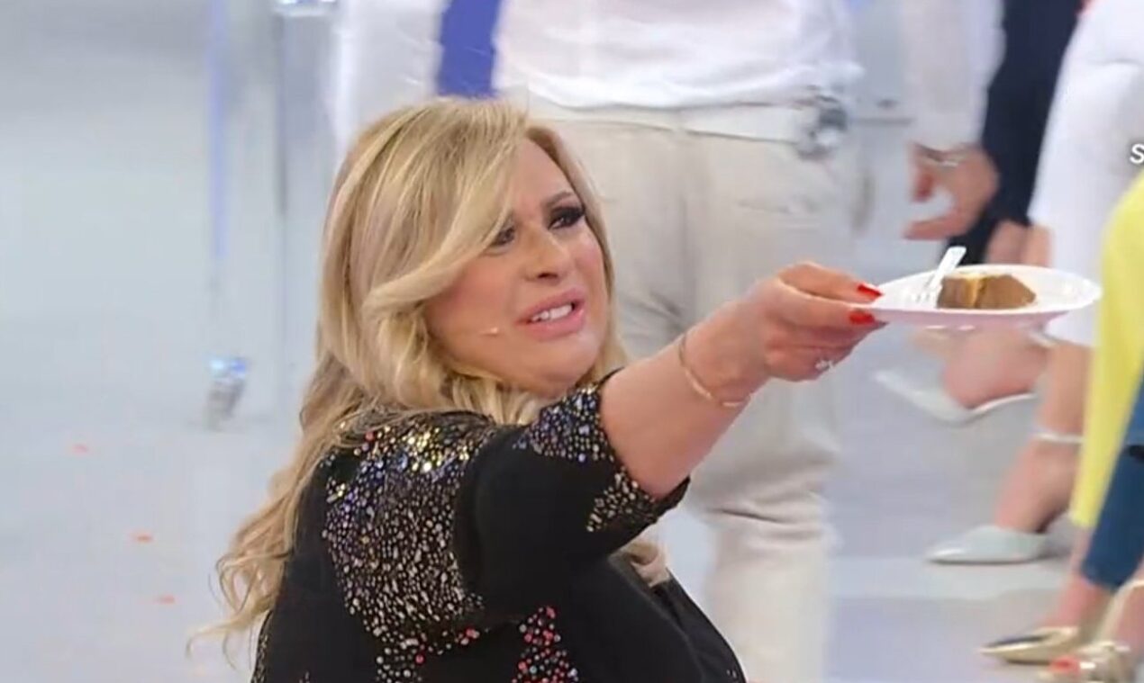 Tina Cipollari show a UeD: ruba la torta di Giuseppe e fa bloccare le riprese
