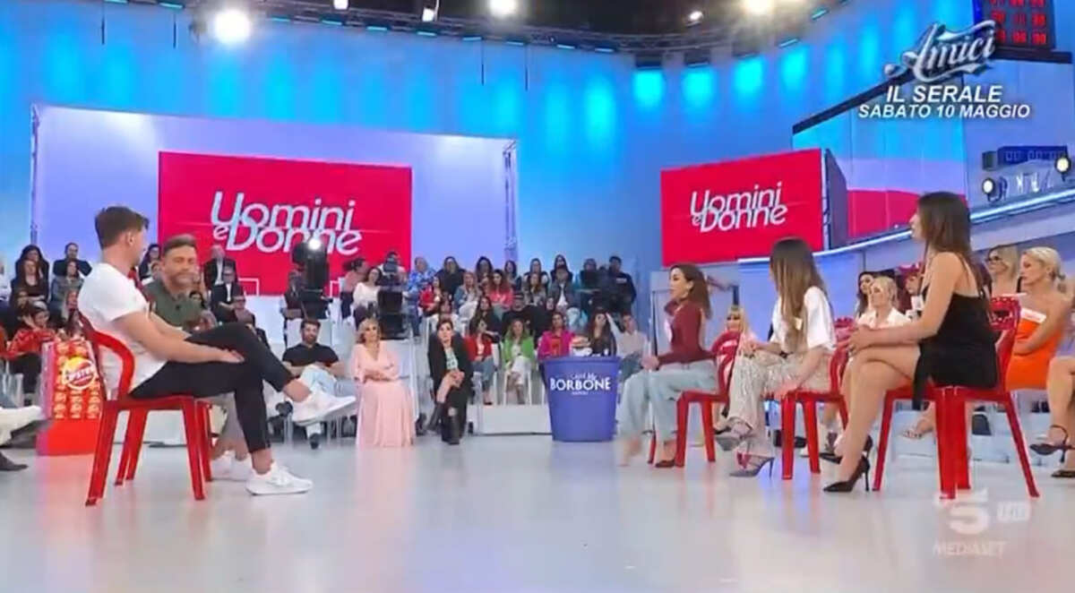 Francesca lancia una scarpa a Giovanni a UeD: la reazione di Maria e del web VIDEO