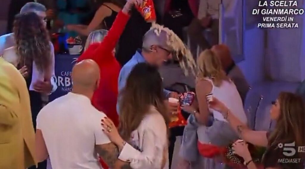 Gemma rovescia cibo contro Arcangelo