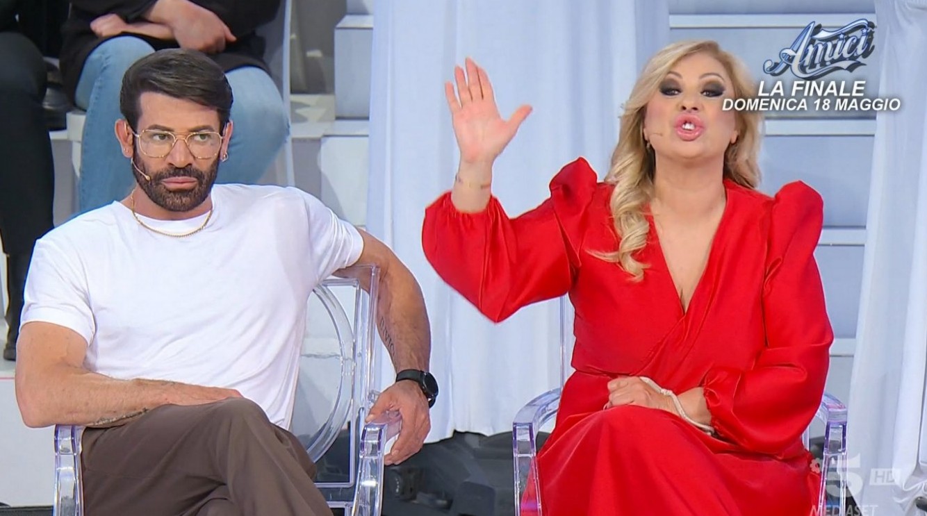 gianni e tina contro gemma e arcangelo a ued gianmarco dà baci e scoppia il caos da Tutto.tv gianni e tina contro gemma e arcangelo a ued gianmarco dà baci e scoppia il caos