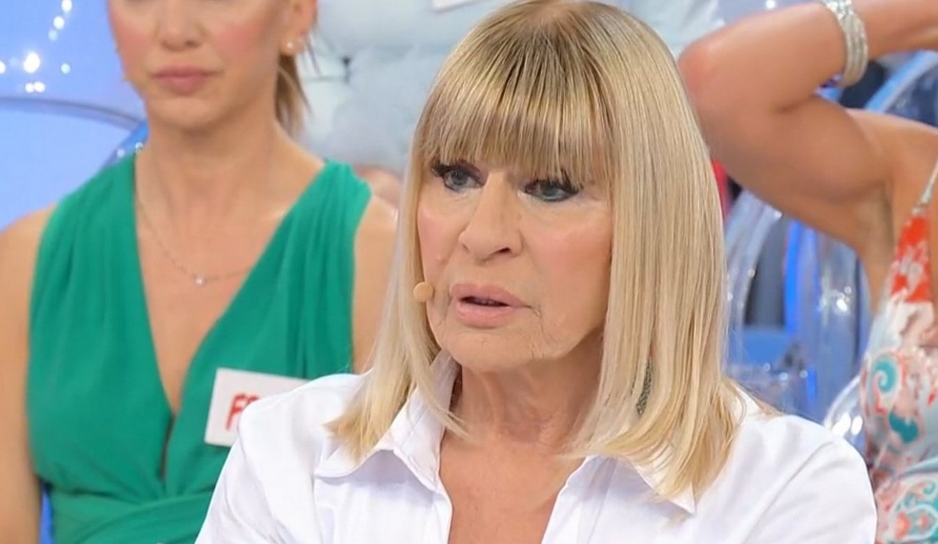 incidente piccante per gemma galgani a ued tina cipollari le tira su la gonna
