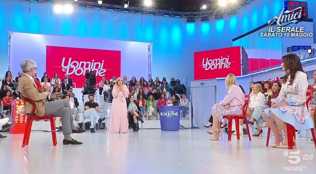 Arcangelo e Tina quasi alle mani a UeD: "Farabutto", Gemma chiede mentine per l'alito