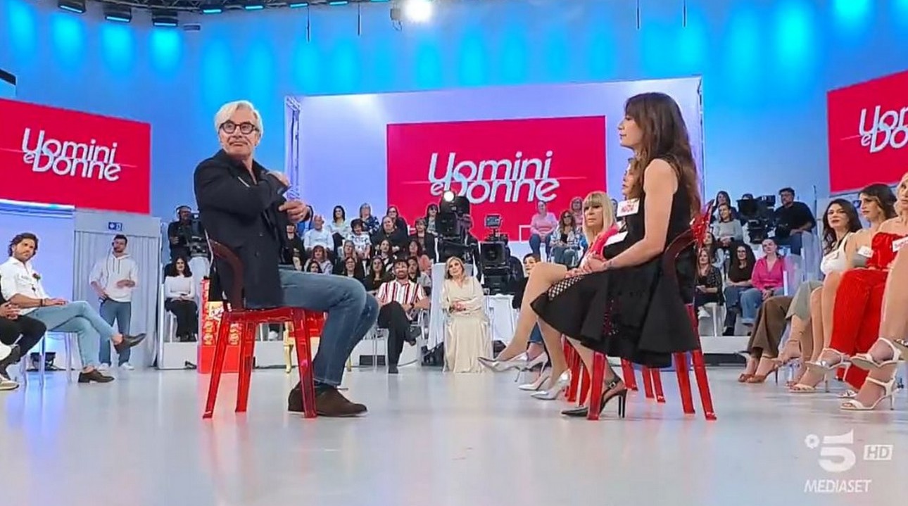 scene cringe a ued esterna osé tra arcangelo e cinzia pianti finti e accordi