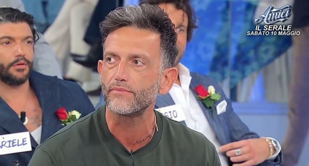 Anticipazioni Uomini e Donne puntata dell'8 maggio: volano scarpe e cartellini