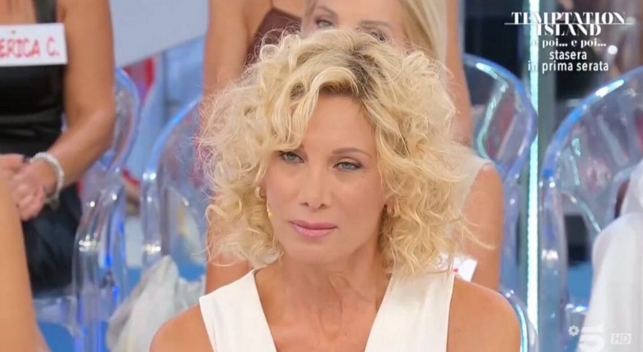 Tina Cipollari mortifica i cavalieri di UeD, interviene Maria, Sabrina si è rifatta?