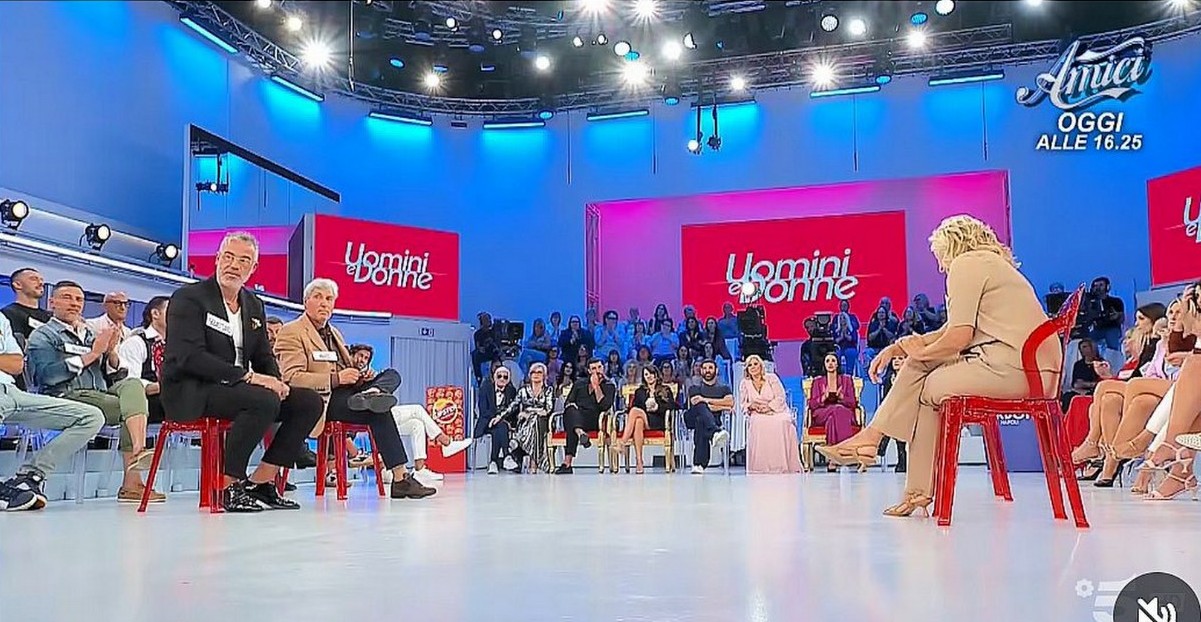Magda e Sebastiano a letto insieme a Uomini e Donne, Gemma le dà della poco di buono Magda e Sebastiano a letto insieme a Uomini e Donne, Gemma le dà della poco di buono