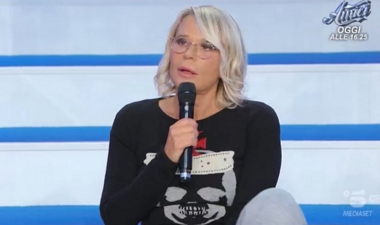 Maria De Filippi nera contro Agnese a UeD: “Ma chi sei?” Show al Trono Classico Maria De Filippi nera contro Agnese a UeD: “Ma chi sei?” Show al Trono Classico