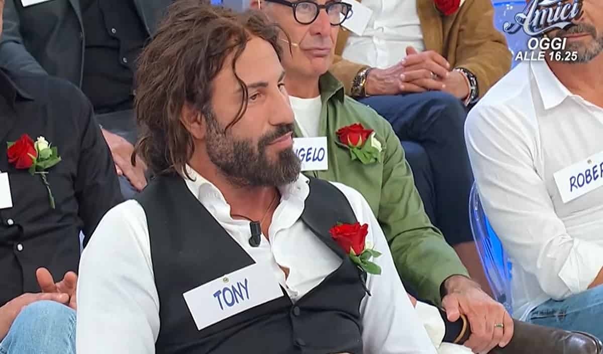 Segnalazione su Tony di Uomini e Donne; bugie e qual è il suo vero scopo