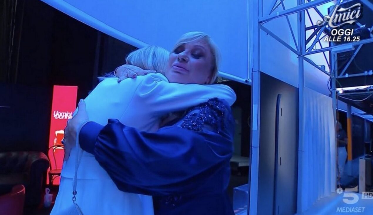 Tina Cipollari e Gemma Galgani si abbracciano a UeD: momento epico e trappole