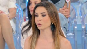 UeD anticipazioni Agnese esce con due uomini