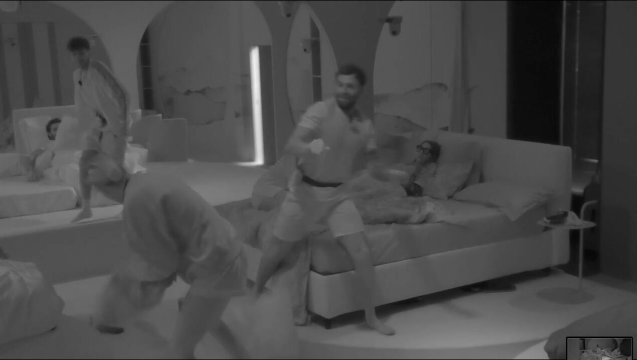 Grande Fratello, tensione alle stelle: una battaglia di cuscini scatena la prima rissa