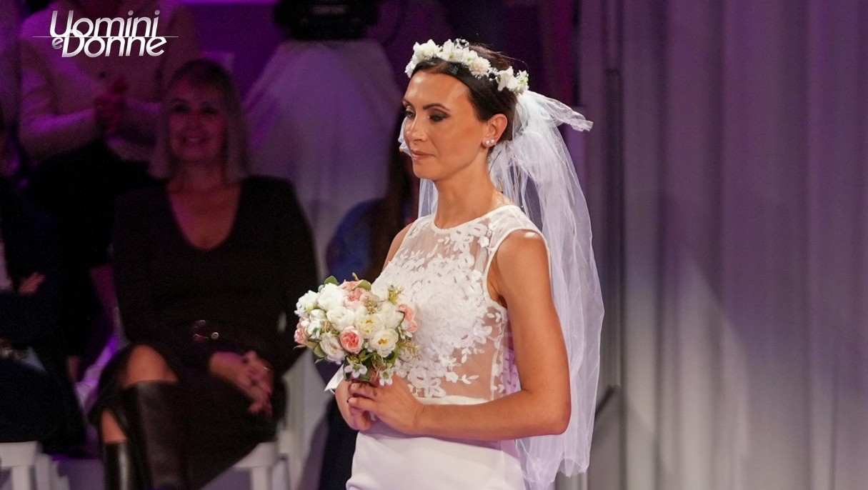 Agnese trionfa alla sfilata a UeD vestita da sposa, una coppia torna e spiazza Agnese trionfa alla sfilata a UeD vestita da sposa, una coppia torna e spiazza