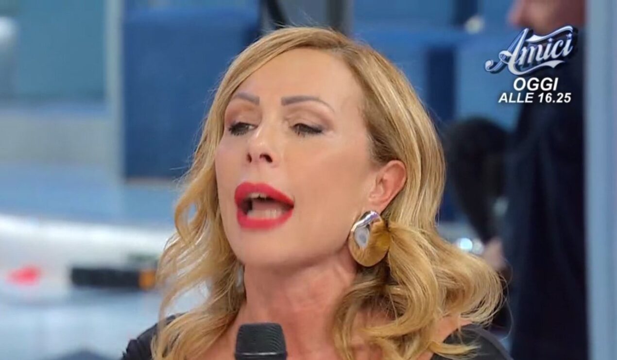 Standing ovation per una dama di UeD che asfalta il parterre maschile, Ernesto se ne va