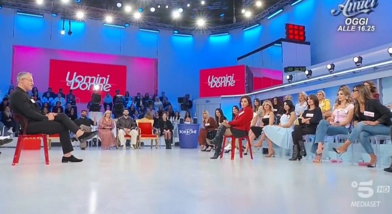 Manuela bacia Sebastiano nello studio di UeD: "Ti sbrano", Ciro deluso da Ale