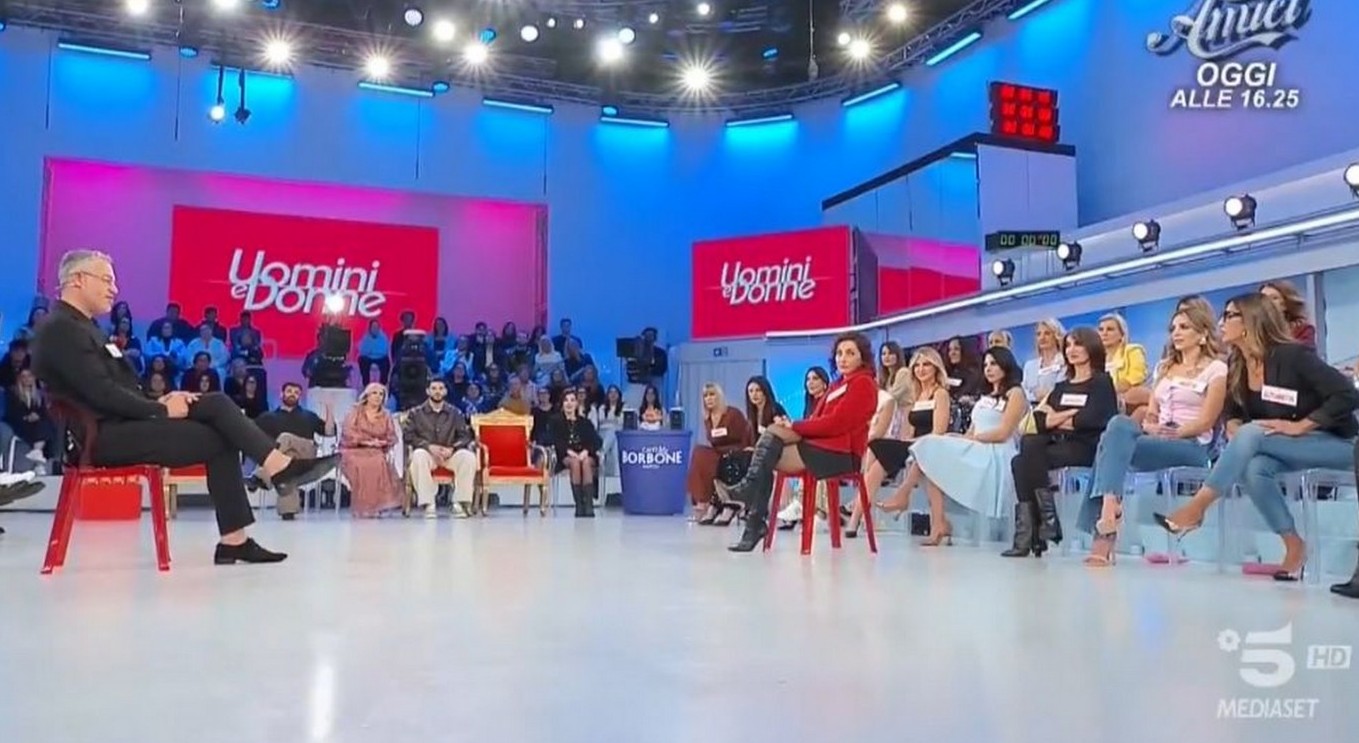 Manuela bacia Sebastiano nello studio di UeD: “Ti sbrano”, Ciro deluso da Ale