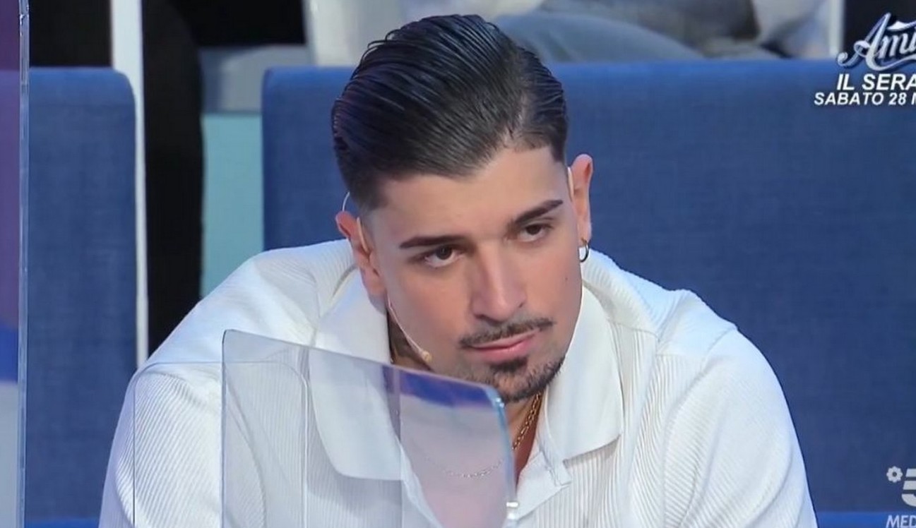 Le scuse di Matteo Stratoti a Uomini e Donne, Maria De Filippi contro un cavaliere