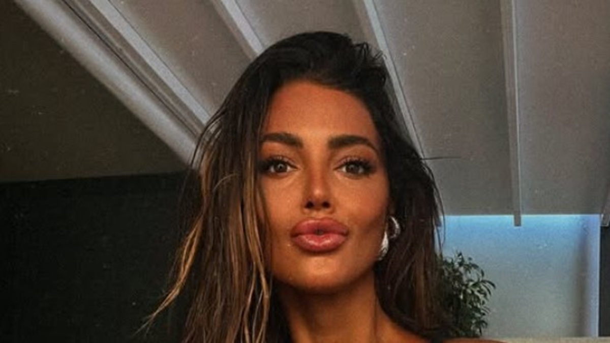 Sara Gaudenzi di nuovo nel mirino, lei sbotta: "Sì, voglio un uomo che mi mantenga"