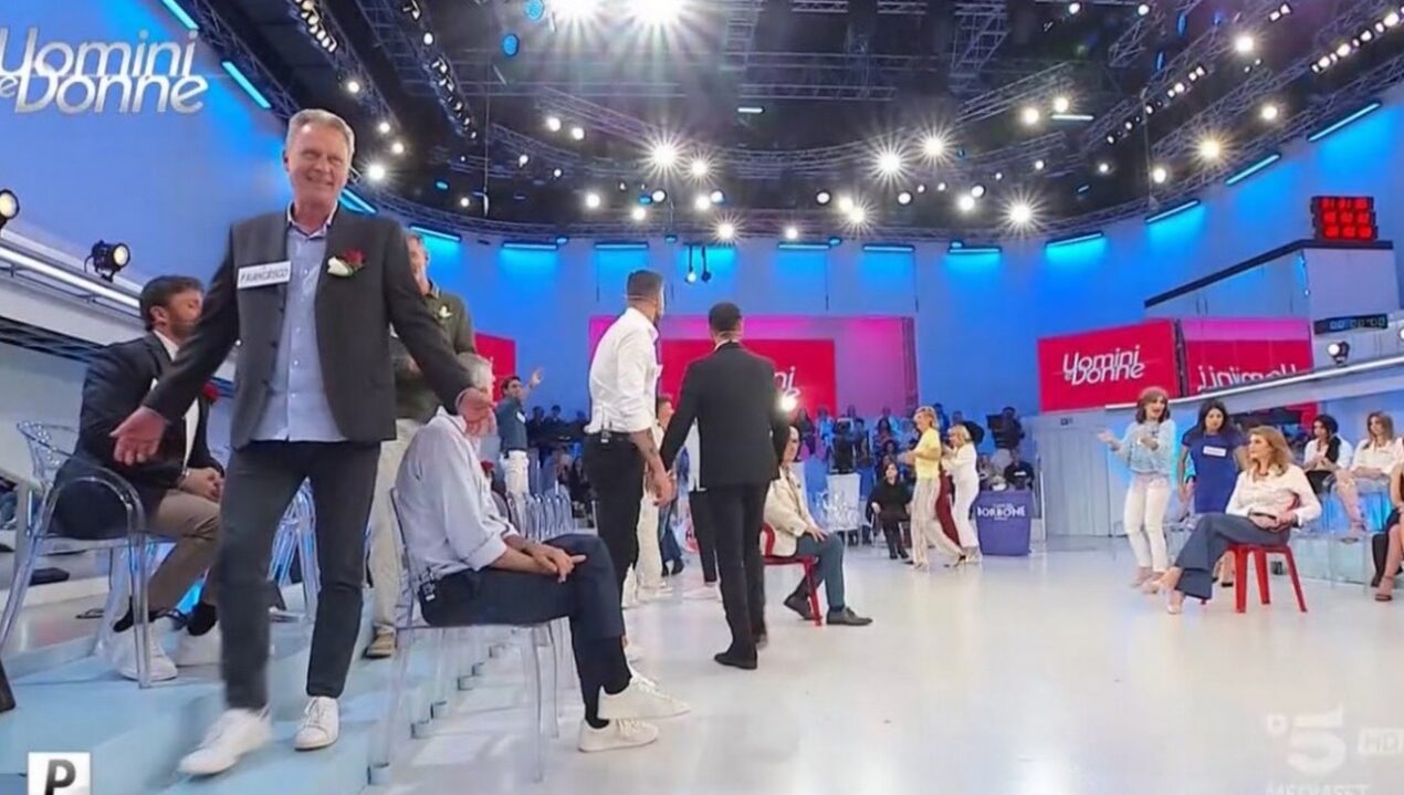 Scena epica a UeD, tutto il parterre lascia lo studio per protesta contro Cinzia Paolini