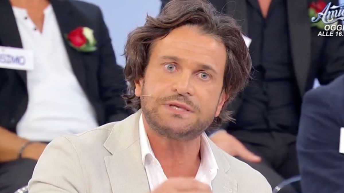 Alessio Pili Stella è rifatto e ha il parrucchino? Il cavaliere di UeD replica