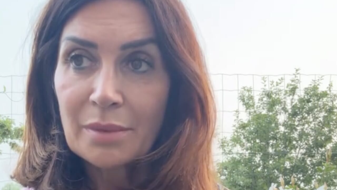 Incidente per Barbara De Santi di UeD: “Distesa sull’asfalto” che è successo FOTO