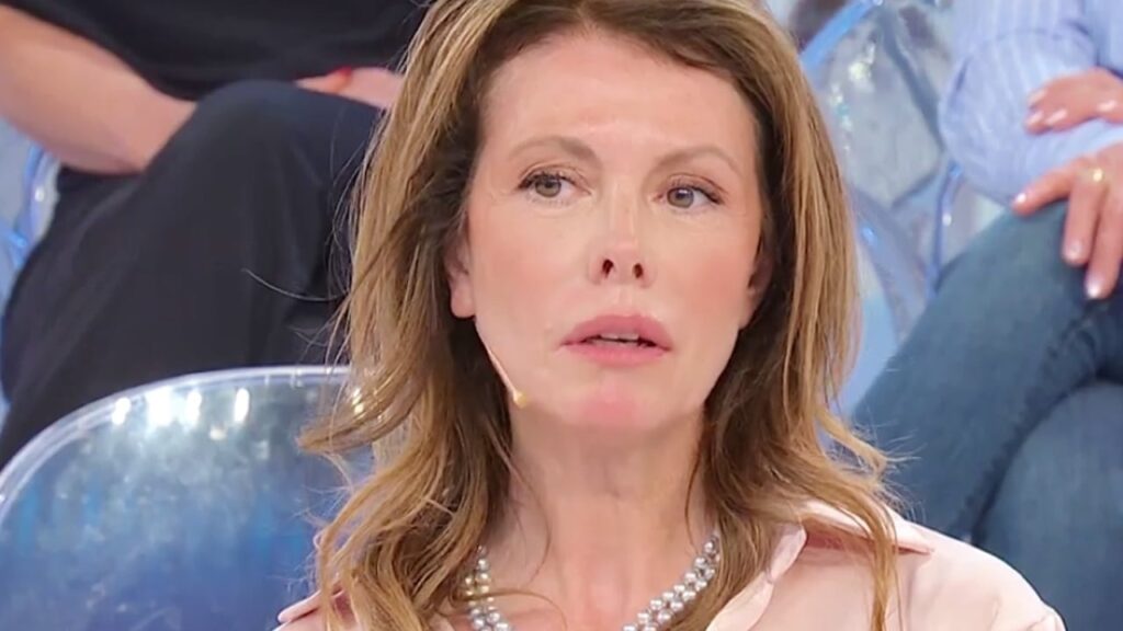 Cinzia Paolini stona durante un'esibizione