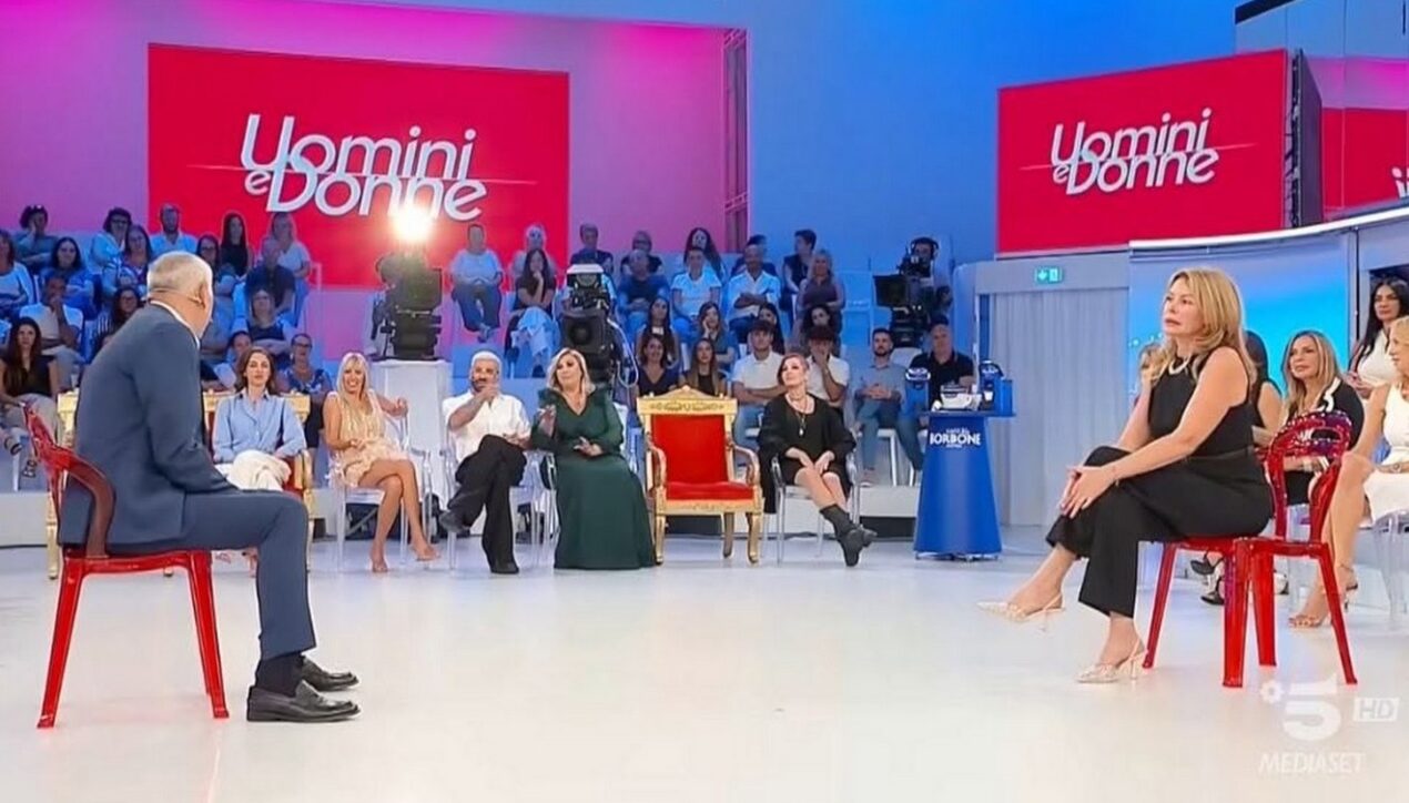 Cinzia e Marco tornano a UeD per annunciare le nozze, ma vengono derisi, VIDEO