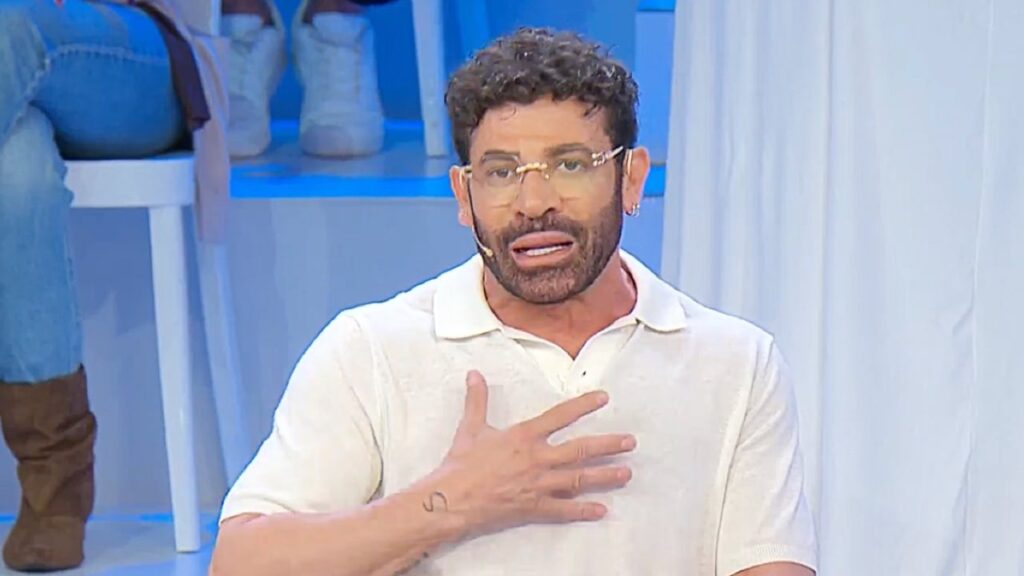 Gianni Sperti retroscena controllo cellulari UeD